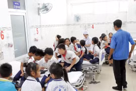 Các em học sinh nghi bị ngộ độc đang được sơ cấp cứu tại Bệnh viện Đa khoa tỉnh. (Nguồn: Công Thử/TTXVN)