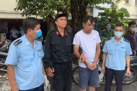 Liu Minh Yang (người Đài Loan, Trung Quốc, áo trắng) là đối tượng chủ mưu bị lực lượng chức năng bắt giữ. (Nguồn: TTXVN phát)