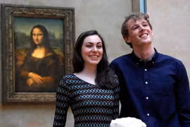 Daniela Molinari và Adam Watson tại bảo tàng nghệ thuật nổi tiếng Louvre. (Nguồn: Reuters)