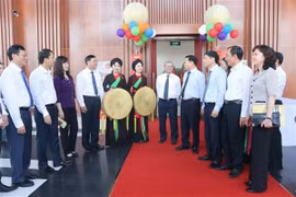 Lãnh đạo tỉnh Bắc Ninh động viên các liền anh, liền chị tại Nhà hát Dân ca Quan họ Bắc Ninh. (Ảnh: Thanh Thương/TTXVN)