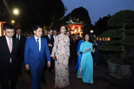 Chủ tịch Ủy ban nhân dân thành phố Hà Nội Nguyễn Đức Chung cùng Công chúa kế vị Thụy Điển Victoria Ingrid Alice Desiree tham quan khu di tích Văn Miếu-Quốc Tử Giám. (Ảnh: Lâm Khánh/TTXVN)