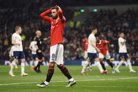 Premier League: M.U đánh rơi chiến thắng, Newcastle chắc top 3