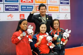 Trịnh Thị Bích Như (giữa) giành 5 huy chương Vàng tại ASEAN Para Games 12. (Ảnh Hoàng Minh/TTXVN)