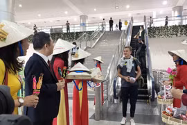 Lễ đón đoàn khách du lịch đến Thành phố Hồ Chí Minh đầu năm 2023 