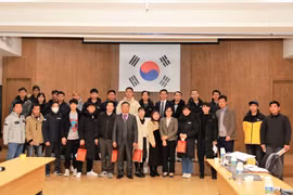 Đoàn công tác trao quà và chụp ảnh lưu niệm với lao động Việt Nam tại thành phố Ansan. (Ảnh: Đức Hưng/TTXVN)
