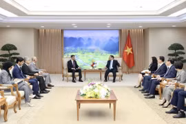 Thủ tướng Phạm Minh Chính tiếp Quốc vụ khanh phụ trách thương mại quốc tế, Bộ Ngoại thương UAE Thani bin Ahmed Al Zeyoudi. (Ảnh: Dương Giang/TTXVN)