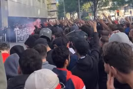 [Video] Cổ động viên PSG biểu tình đòi tống cổ Messi khỏi Paris