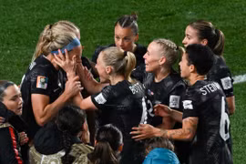Niềm vui của cầu thủ New Zealand sau bàn thắng của Hannah Wilkinson. (Ảnh: AFP/TTXVN)