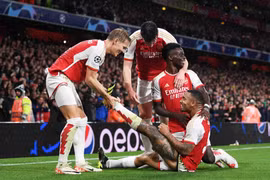 Arsenal thắng tưng bừng trong ngày trở lại Champions League