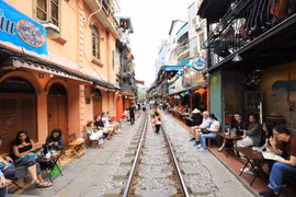 Hà Nội: Yêu cầu không tổ chức tour đến phố càphê đường tàu