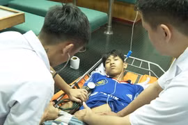 Đưa ngư dân bị viêm ruột thừa từ Trường Sa vào đất liền điều trị
