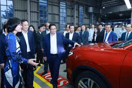 Thủ tướng Phạm Minh Chính thăm dây chuyền sản xuất ôtô tại Hải Dương