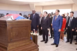 Chủ tịch Quốc hội Vương Đình Huệ thăm thành phố Santiago de Cuba