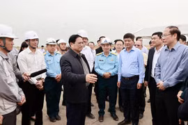 Thủ tướng Phạm Minh Chính kiểm tra tiến độ thực hiện Dự án đầu tư xây dựng mở rộng Cảng hàng không Điện Biên. (Ảnh: Dương Giang/TTXVN)