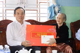 Phó Thủ tướng Trần Lưu Quang chúc Tết, tặng quà tại tỉnh Ninh Thuận