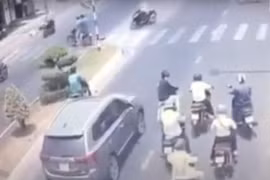 Video khoảnh khắc xe tải đâm 7 xe máy đang dừng chờ đèn đỏ