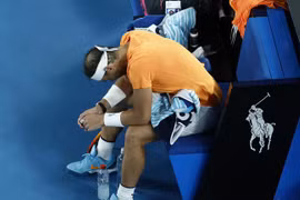 Rafael Nadal thành cựu vương Australian Open ngay từ vòng 2