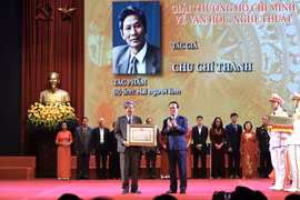'Văn nghệ sỹ đóng vai trò then chốt, gìn giữ và phát triển văn hóa'