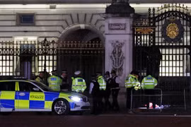 Cảnh sát Anh bắt giữ đối tượng mang hung khí vào Cung điện Buckingham