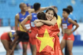 Niềm vui của Nguyễn Thị Huyền cùng đồng đội khi giành HCV nội dung 4x400m hỗn hợp. (Ảnh: Minh Quyết/TTXVN)