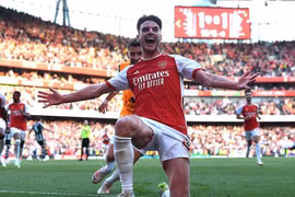 Premier League: Arsenal đánh bại M.U, Liverpool thắng tưng bừng