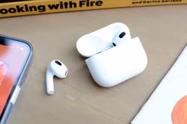 Koss cho rằng các tai nghe như Airpods của Apple đã sao chép trái phép công nghệ của hãng. (Nguồn: Yahoo News)