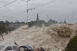 Sóng lớn do bão Trami trên sông Qiantang ở thành phố Haining, tỉnh Chiết Giang, miền đông Trung Quốc ngày 22/8. (Nguồn: THX/TTXVN)
