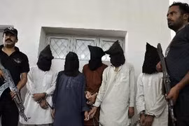 Cảnh sát Pakistan áp giải các nghi can khủng bố tại Multan. (Nguồn: AFP/TTXVN)