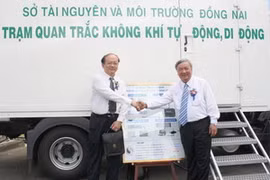 Thứ trưởng Bộ Tài nguyên Môi trường Bùi Cách Tuyến (bên trái) và Giám đốc Sở Tài nguyên Môi trường Đồng Nai Lê Viết Hưng tại trạm quan trắc tự động - di động tháng 10/2012. (Nguồn: monre.gov.vn)