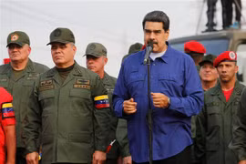Tổng thống Venezuela Nicolas Maduro (giữa) phát biểu trong cuộc họp với các binh sĩ tại bang miền Trung Aragua, ngày 17/5. (Ảnh: AFP/TTXVN)