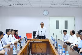 Thủ tướng Nguyễn Xuân Phúc nói chuyện với tập thể giáo sư, bác sỹ Bệnh viện Đa khoa Đồng Nai. (Ảnh: Thống Nhất/TTXVN)