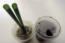 Cốc càphê sử dụng ống hút nhựa (trái) của Starbucks sẽ được thay thế bằng cốc nhựa với nắp đậy có khe hở (phải). (Ảnh minh họa: AFP/TTXVN)