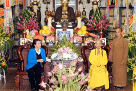 Chủ tịch Quốc hội Nguyễn Thị Kim Ngân thăm, chúc mừng Đại lão Hòa thượng Thích Phổ Tuệ, Pháp chủ Giáo hội Phật giáo Việt Nam. (Ảnh: Trọng Đức/TTXVN)