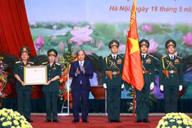 Thủ tướng Nguyễn Xuân Phúc trao tặng Huân chương Bảo vệ Tổ quốc hạng Nhất cho Binh đoàn 12. (Ảnh: Thống Nhấ/TTXVN)