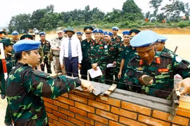 Đoàn đánh giá chất lượng và tư vấn (AAV) của Liên hợp quốc tham quan buổi trình diễn nội dung xây dựng nhà cao tầng của đơn vị Công binh tham gia hoạt động gìn giữ hòa bình của Liên hợp quốc, ngày 27/6/2017, tại Lữ đoàn 249, Bộ Tư lệnh Công binh. (Ảnh: An
