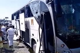 Hiện trường vụ nổ xe buýt gần Kim Tự tháp Giza, Ai Cập, ngày 19/5/2019. (Ảnh: Times of Israel/ TTXVN)