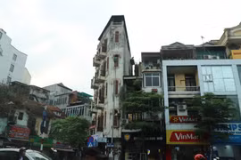 Những ngồi nhà 'siêu mỏng, siêu méo' trên phố Tôn Đức Thắng, quận Đống Đa, Hà Nội. (Ảnh: Minh Nghĩa/TTXVN)