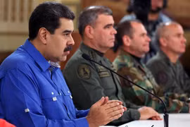 Tổng thống Venezuela Nicolas Maduro (trái) phát biểu tại thủ đô Caracas ngày 30/4/2019. (Ảnh: AFP/TTXVN)