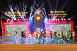 Chương trình văn nghệ kỷ niệm Ngày mở đường Hồ Chí Minh. (Ảnh: Nguyễn Oanh/TTXVN)