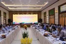 Quang cảnh làm việc của tổ công tác của Thủ tướng Chính phủ do Bộ trưởng Bộ Nội Vụ - Lê Vĩnh Tân làm trưởng đoàn với tỉnh Đồng Tháp vào sáng 24/4, tại thành phố Cao Lãnh (Đồng Tháp). (Ảnh minh họa: Chương Đài/TTXVN)