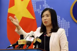 Người Phát ngôn Bộ Ngoại giao Lê Thị Thu Hằng chủ trì buổi họp báo. (Ảnh: Dương Giang/TTXVN)