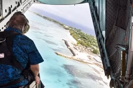 Tổng thư ký Liên hợp quốc António Guterres nhìn quốc đảo Tuvalu từ trên máy bay. (Nguồn: UN Photo)