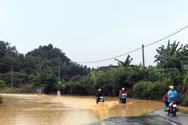 Quốc lộ 4A, đoạn qua xã Thái Cường, huyện Thạch An bị ngập úng gây ách tắc giao thông. (Ảnh: Quốc Đạt/TTXVN)