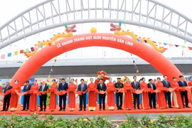 Các đại biểu cắt băng khánh thành nút giao Nguyễn Văn Linh. (Ảnh: An Đăng/TTXVN)