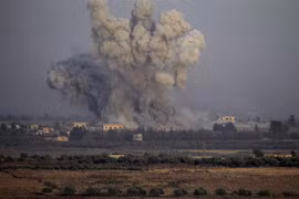 Khói bốc lên sau một cuộc không kích tại Quneitra, Syria, ngày 25/7/2018. (Ảnh: AFP/ TTXVN)