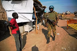 Lực lượng gìn giữ hòa bình Liên hợp quốc tuần tra tại thị trấn Abyei, Sudan. (Ảnh: AFP/TTXVN)