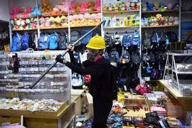 Người biểu tình phá hoại một cửa hàng ở Hong Kong. (Ảnh: AFP/TTXVN)