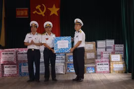Tặng quà Tết Canh Tý 2020 quân và dân đảo Sinh Tồn, quần đảo Trường Sa, tỉnh Khánh Hòa. (Ảnh: Nguyễn Văn Nhật/TTXVN)