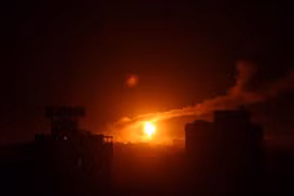 Một quả bóng cháy phát nổ trong cuộc không kích do Israel tiến hành tại Dải Gaza tối 15/1. (Ảnh: THX/TTXVN)