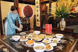Mâm cơm miền Bắc được tái hiện trong không gian Tết nhà Việt. (Ảnh: Mỹ Phương/TTXVN)